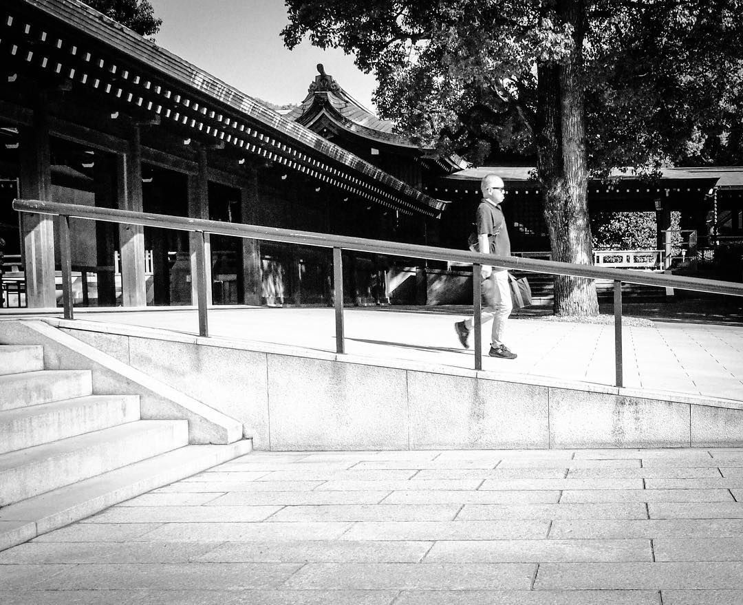 Decline…#streetphotography #tokyo #streetphoto#streetphoto_bw #streetphotography_bw #inthemoment #urbanphotography #urban #documentaryphotography #meijijingu #meijishrine #bnw #bandw #blackandwhitephoto #shrine